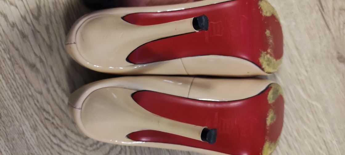 Piękne skórzane szpilki prestiżowej firmy Christian Louboutin