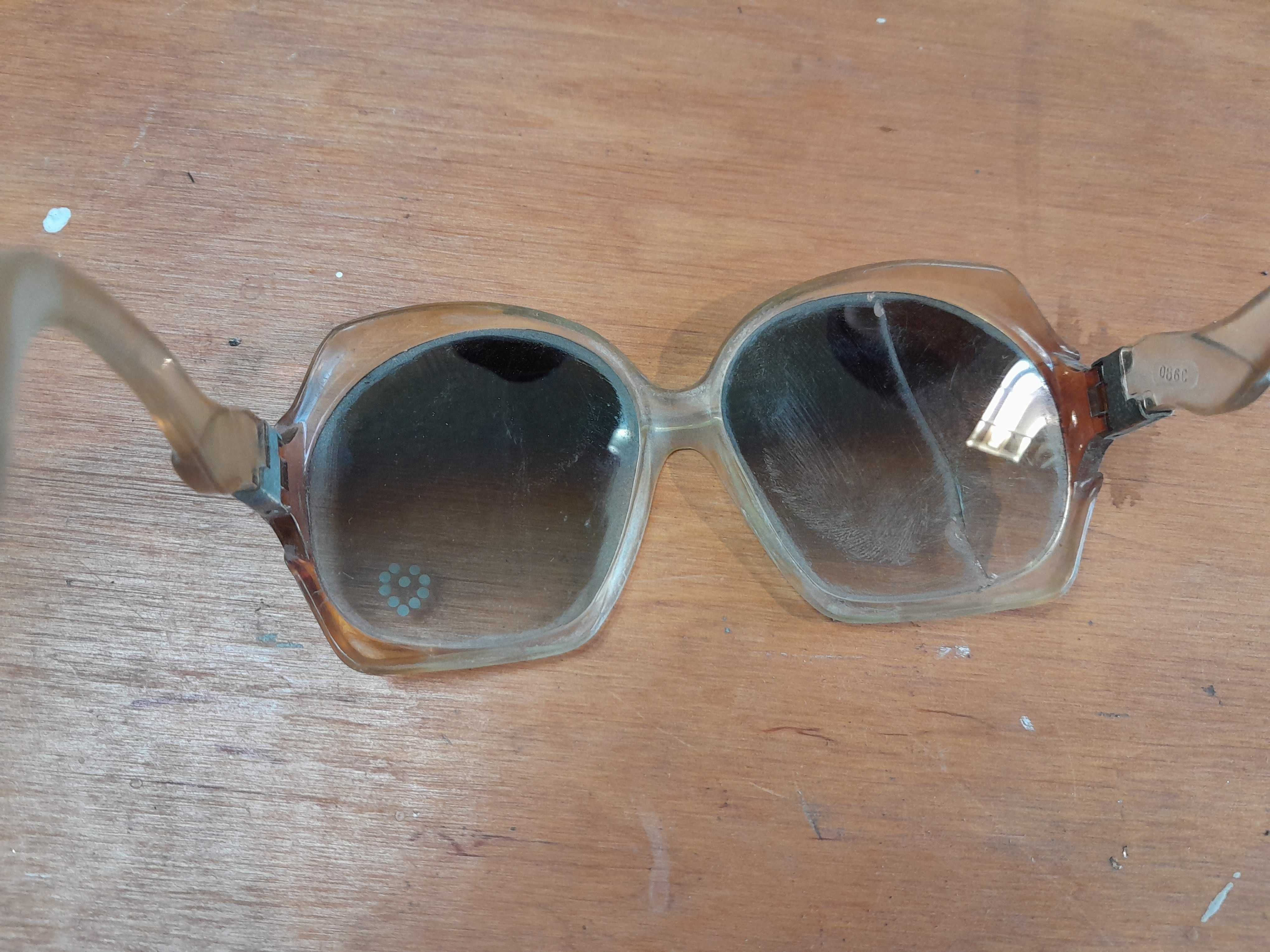 Stare okulary z czasów PRL przeciwsłoneczne gadżet z epoki