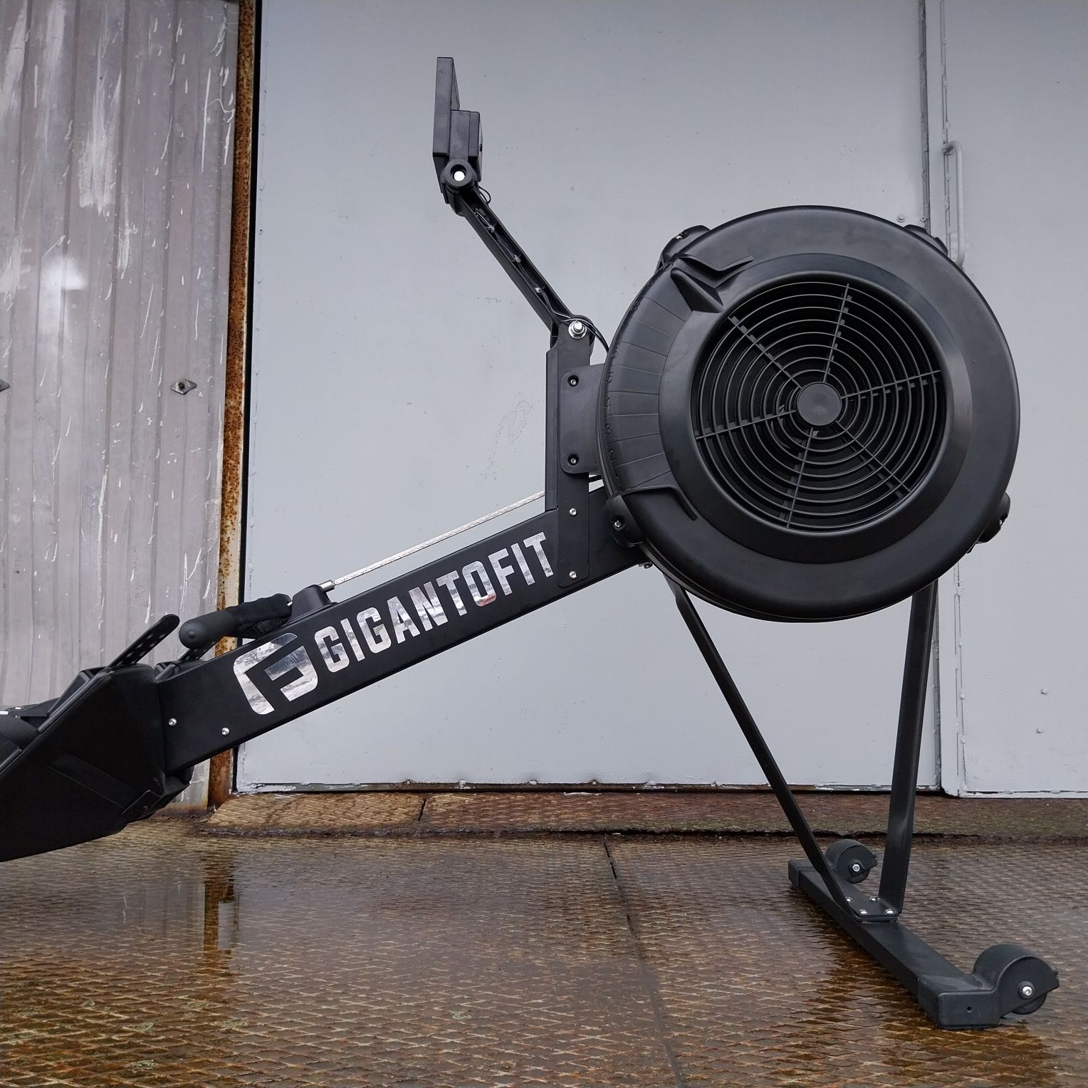 Powystawowy wioślarz powietrzny/ergonometer.  Jak Concept2