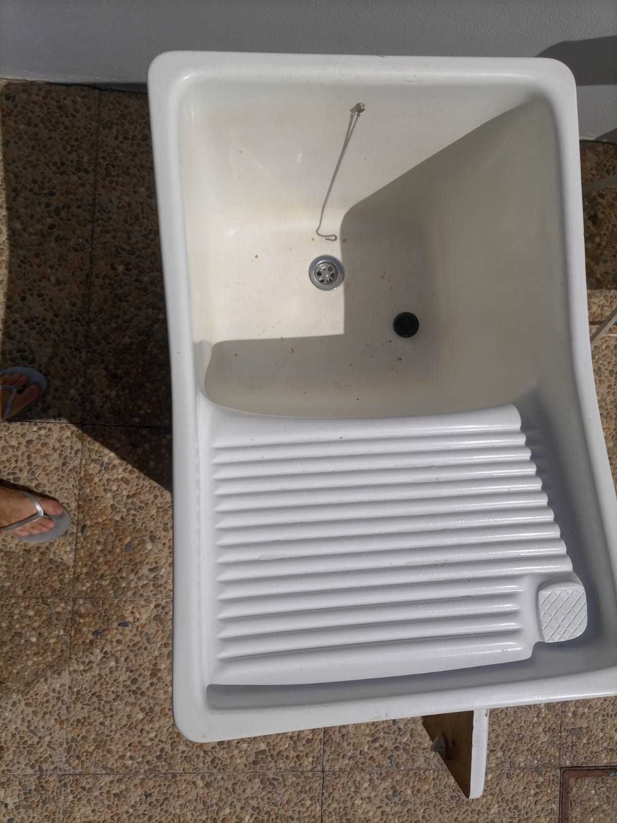 Tanque para lavar roupa com gaveta para produtos