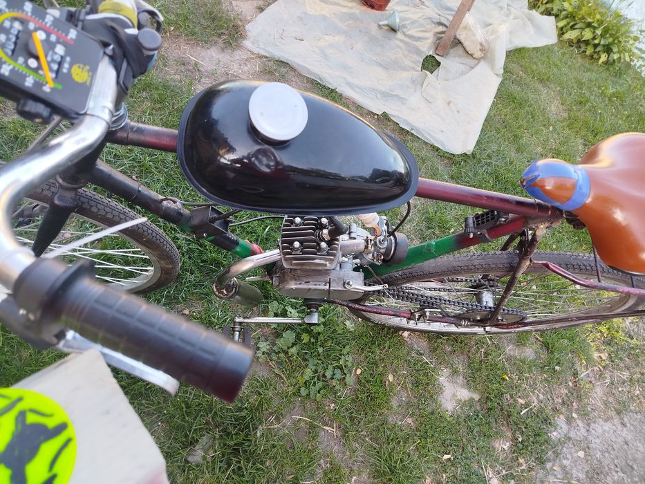 Велосипед з двигуном. Мото велосипед. Дирчик