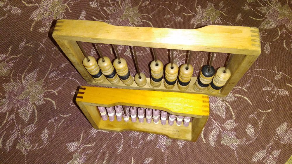 продам счёты деревянные большие и маленькие