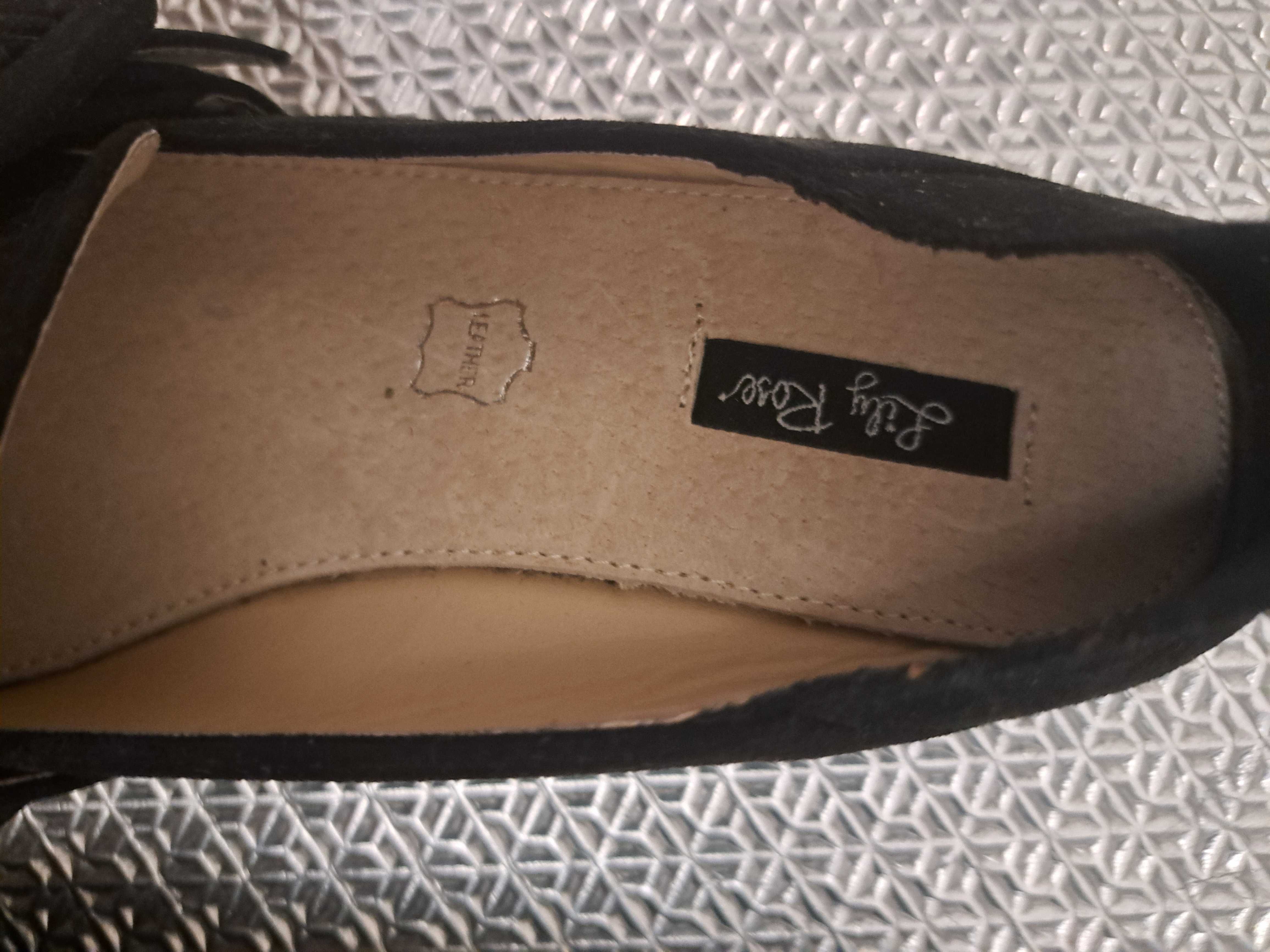 Buty czarne z cwiekami 39