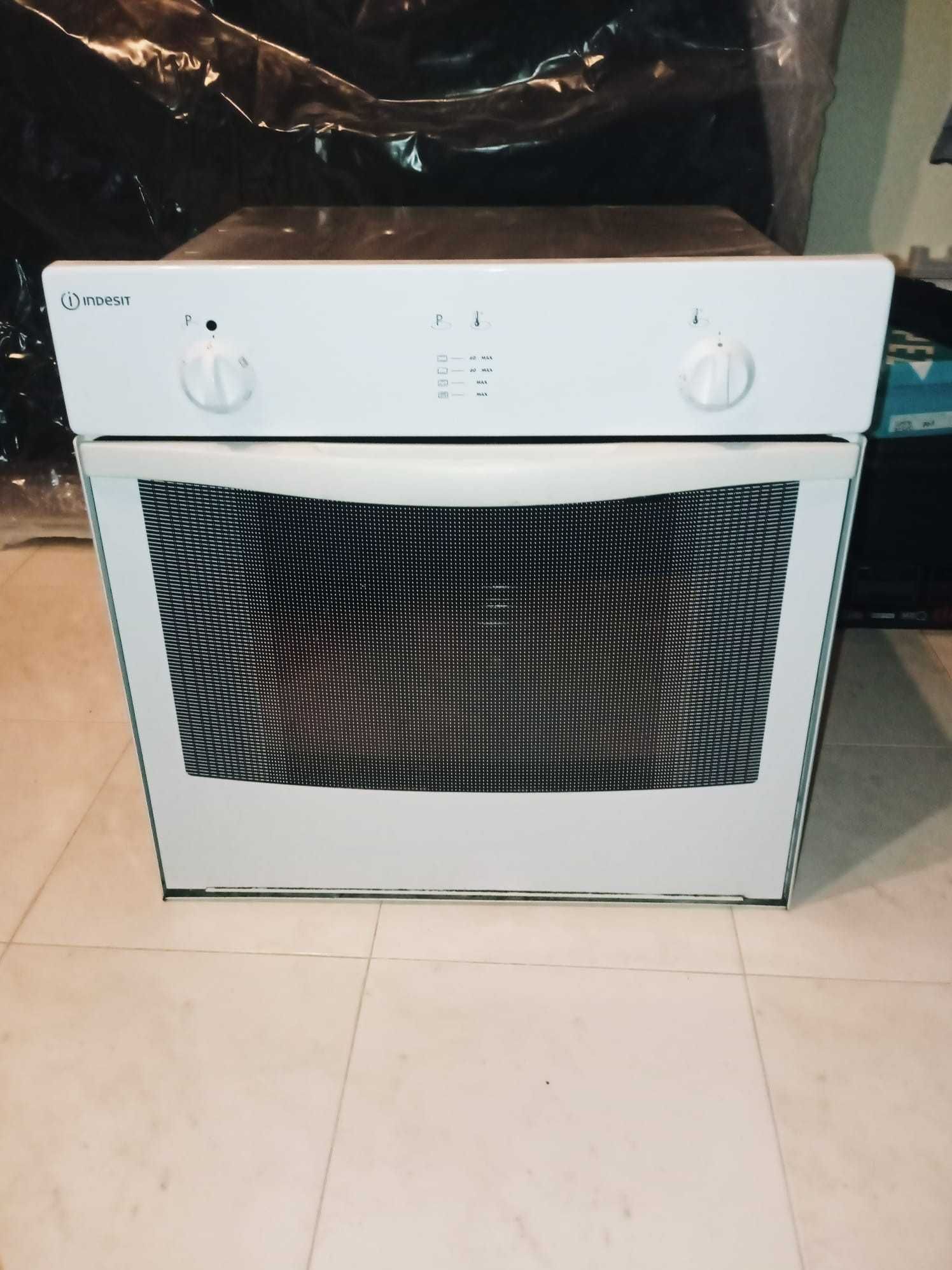 Forno Ele. + Placa Gás + Exaustor INDESIT (tudo a funcionar)