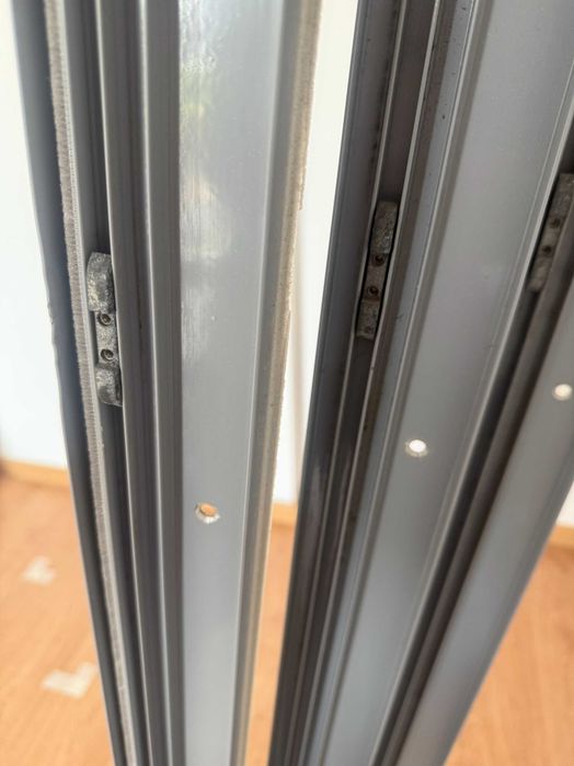 Porta/Janela de alumínio cinza claro com abertura de correr e aro