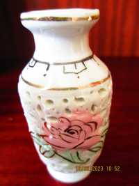 porcelanowy ażurowy wazonik z różowym kwiatem