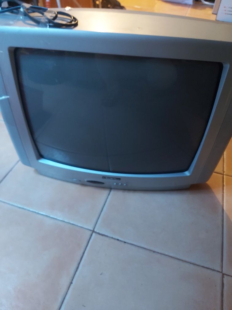 Televisor Crown de 56 cm