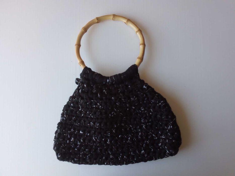 Bolsa de mão artesanal, em trapilho, usada