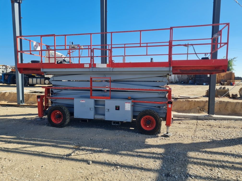 Tesoura elevatória SkyJack SJ9250RT