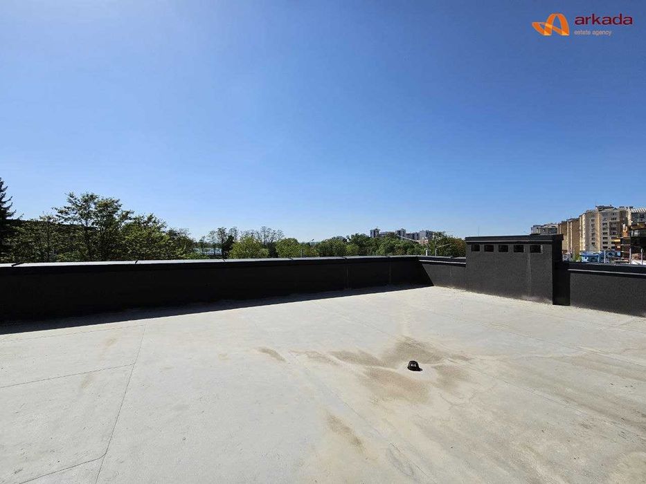 Унікальне комерційне приміщення з терасою  ,вигляд на міське озеро