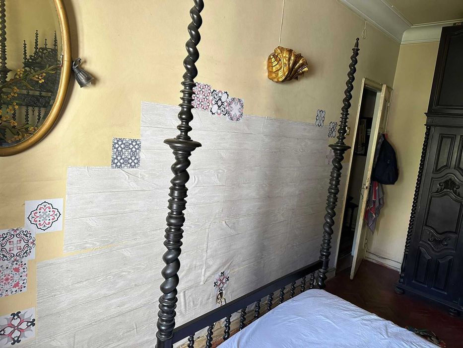 Cama roupeiro e 2 comodas de pau preto