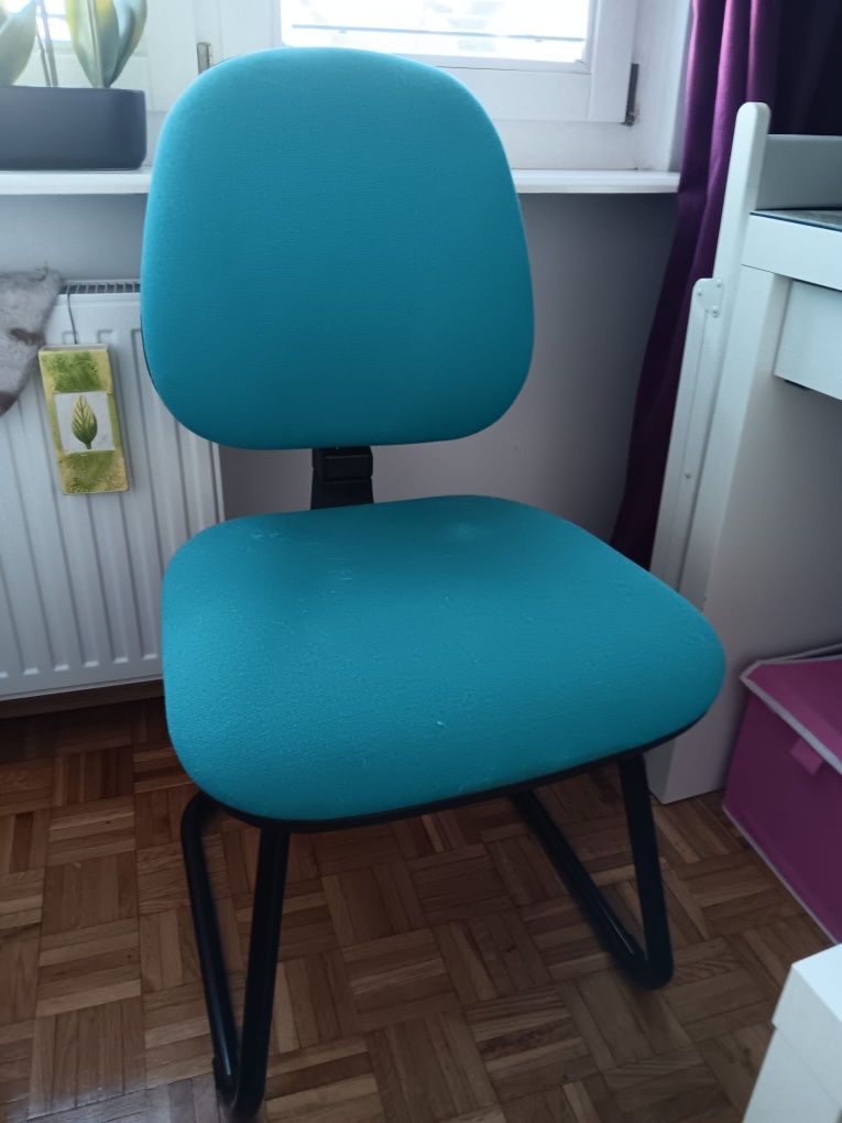 Biurko narożnikowe z szafka i krzesło