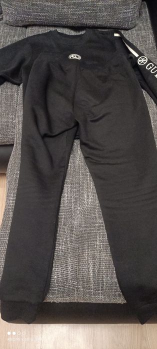 Komplet dresowy damski Guess. Spodnie i Bluza