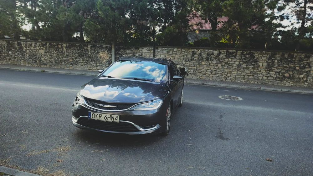 Chrysler 200 samochód po wypadku na autostradzie