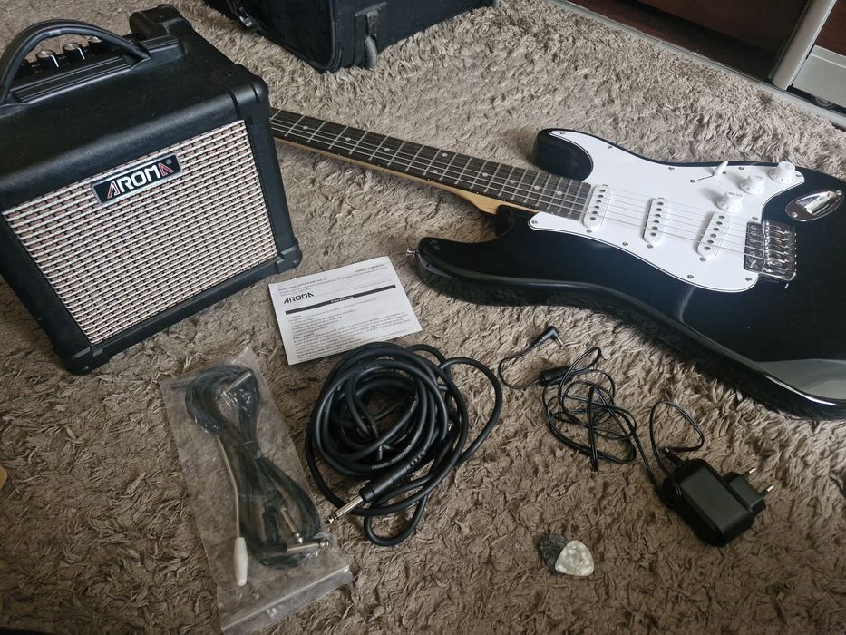 Электрогитара j8 ,комбоусилитель aroma AG-10, кабель Planet waves