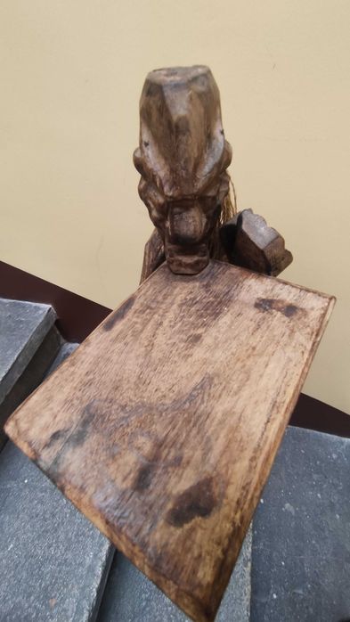 Drewniany stojak półka na płyty CD unikalna rzeźba