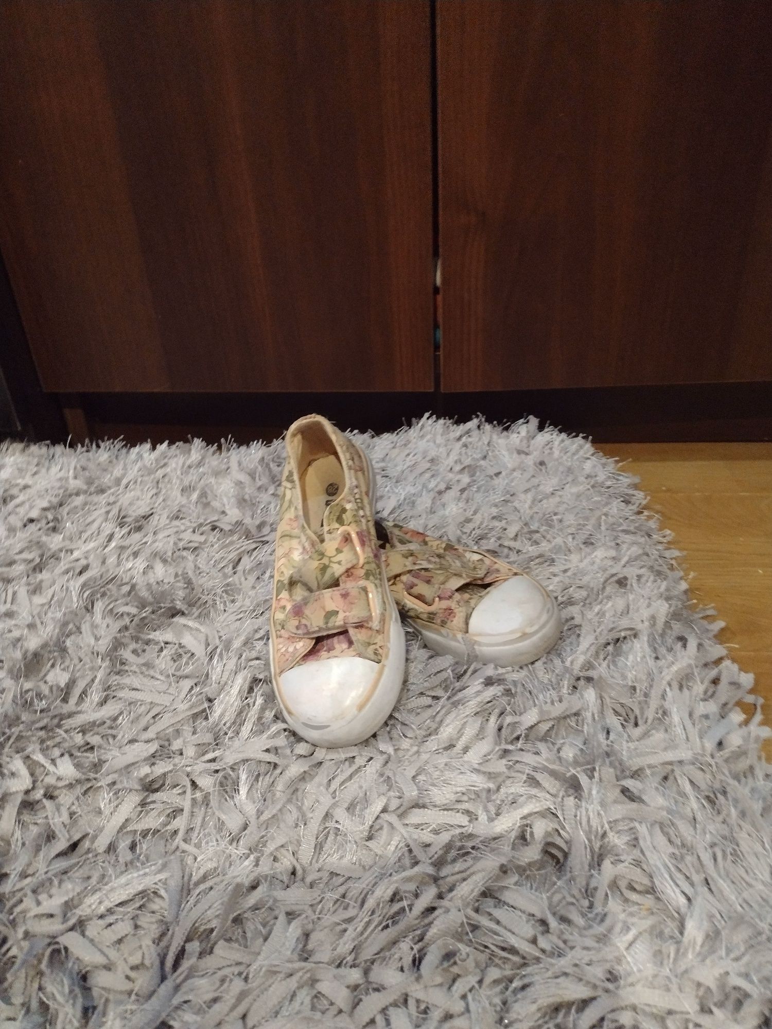 Buty są w kwiatki rozmiar 28