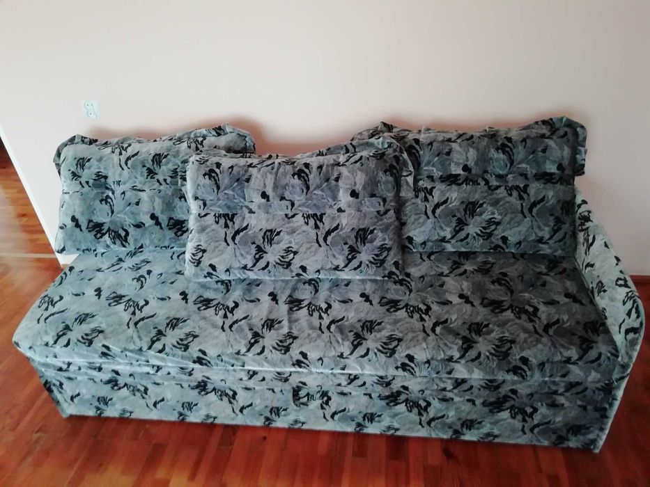 Sofa młodzieżowa z poduchami z funkcją spania
