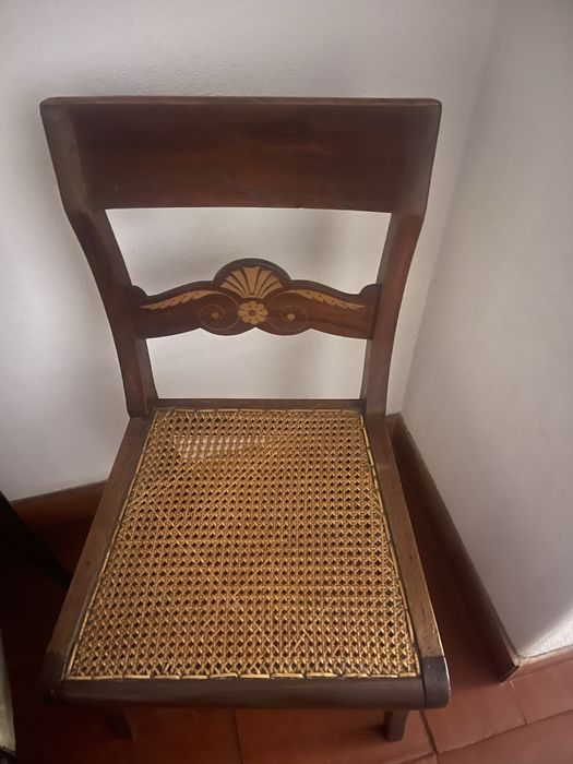 Pequeno sofa relogio antigo e mesas