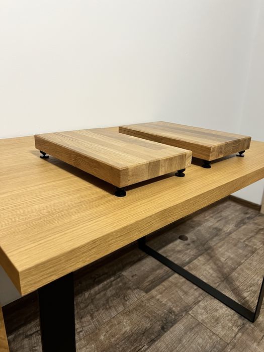 Standy, podstawki pod kolumny z litego drewna