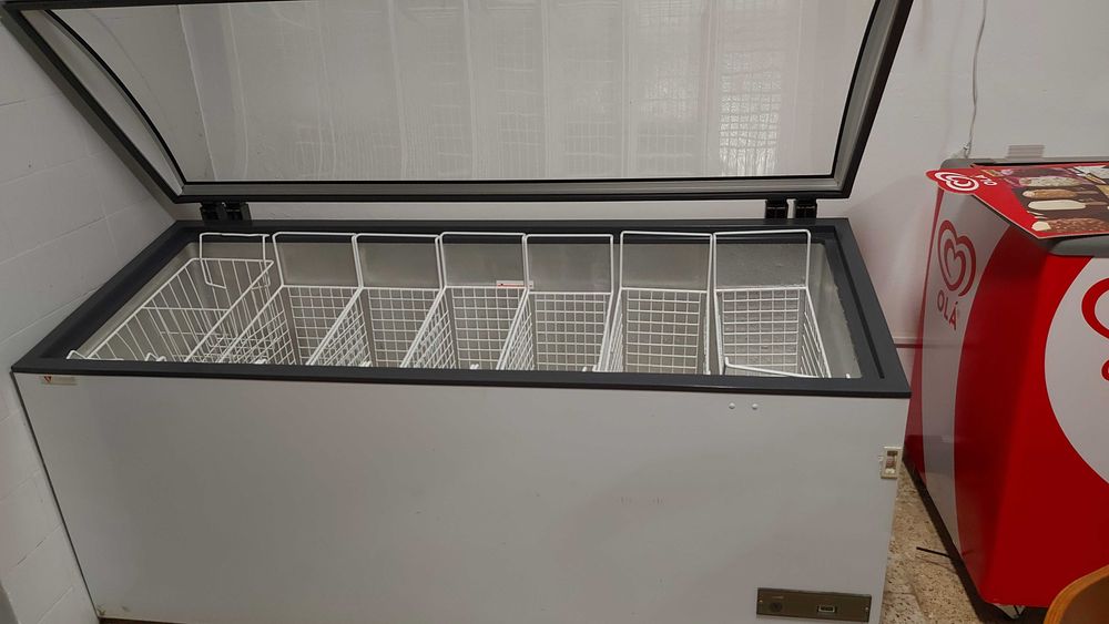 Vitrines e arcas frigorificas para bebidas/ congelados