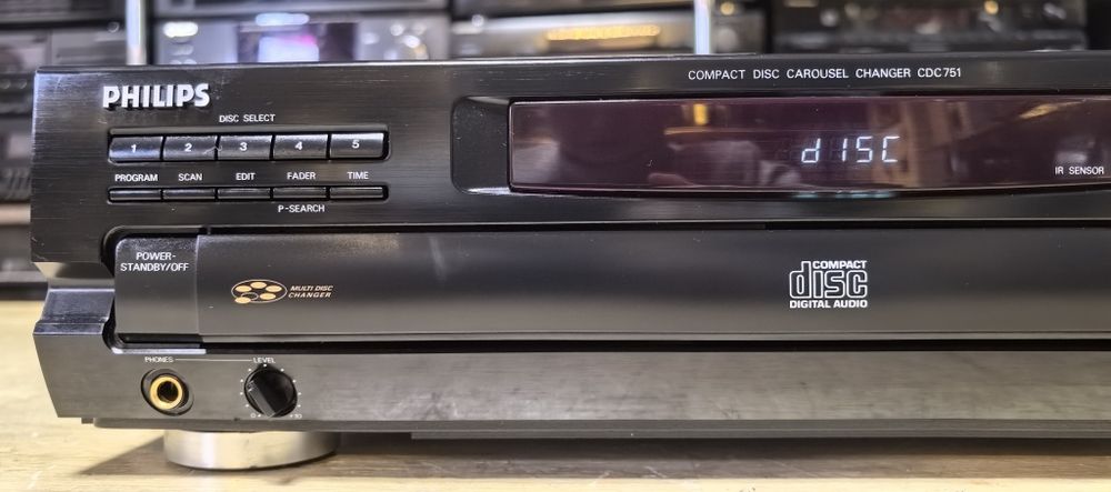 CD програвач Philips CDC751