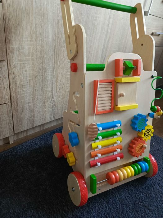 Tablica sensoryczna jeździk pchacz drewniany chodzik