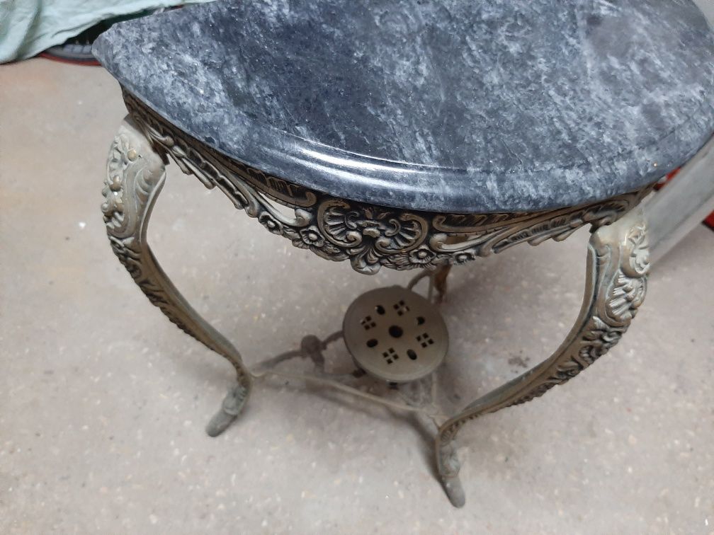 Mesa com armação em bronze e tampo em granito preto