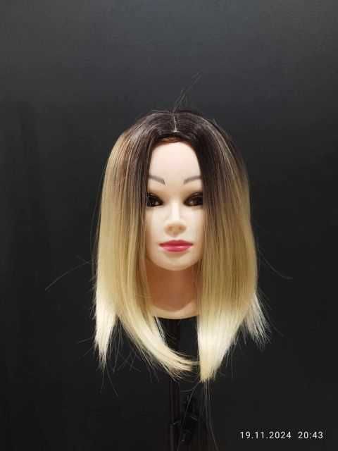 Peruka . Włosy półdługie delikatnie cieniowane. Kolor blond