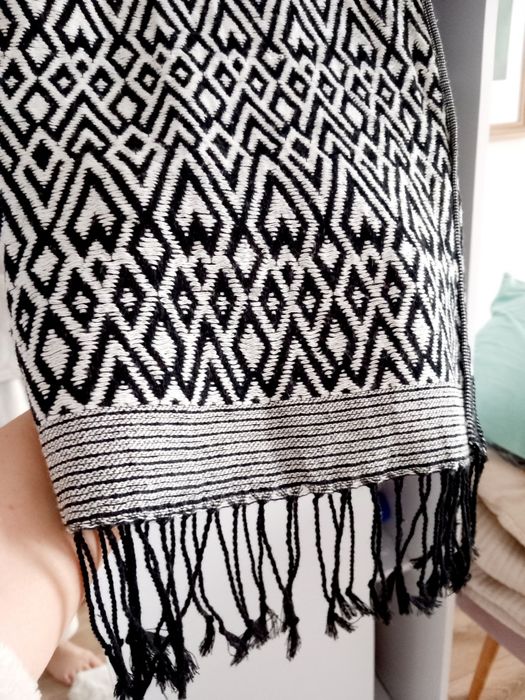 Piękny szal damski śliczny wzór