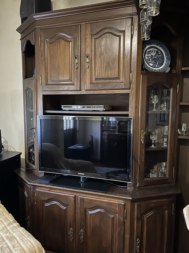 Móvel clássico de sala com bar e bancos