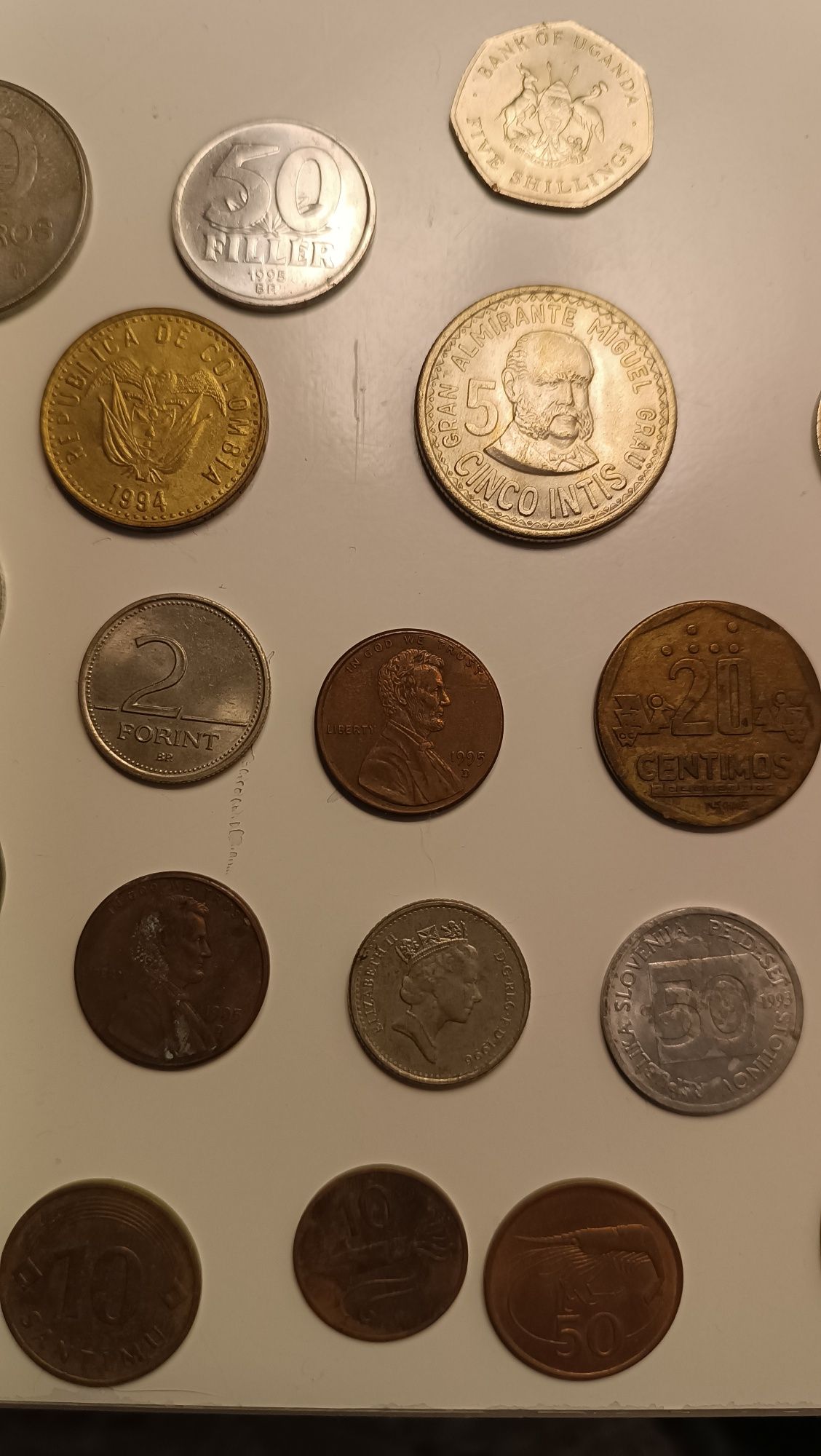 Notas e moedas antigas de vários paises