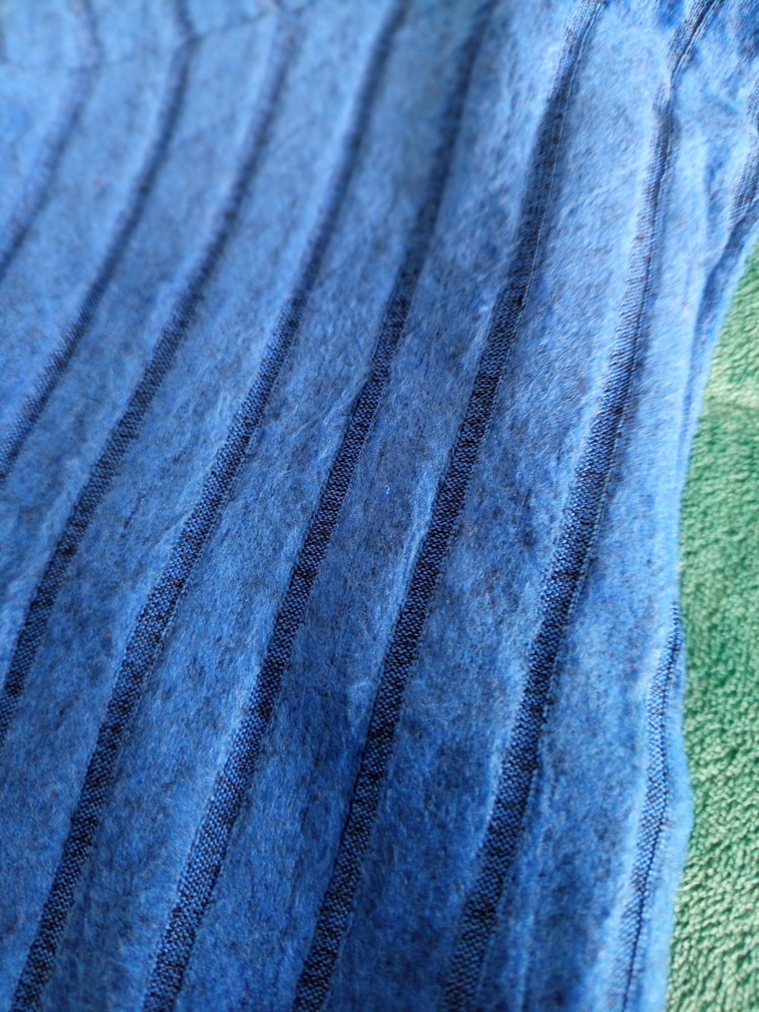 Vestido azul de malha.