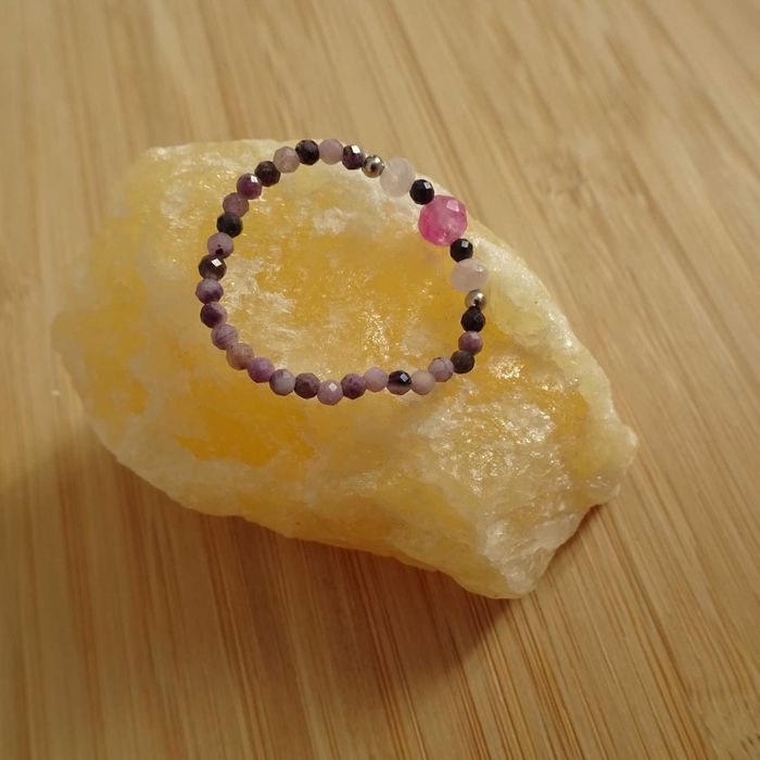 Pierścionek elastyczny z kamieni Czaroit Kunzyt Turmalin różowy