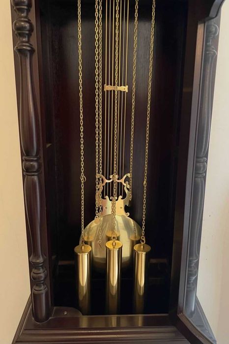 Relógio de Pendulo "Tempus Fugit" em madeira oriental