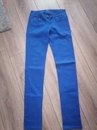 Niebieskie spodnie jeans