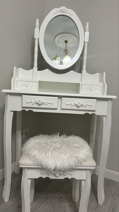 Toaletka biała z lustrem z krzesłem