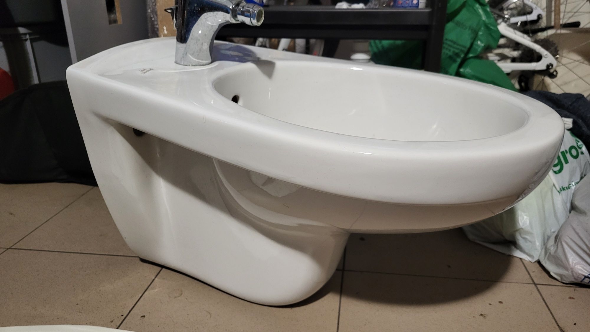 Bidet w zestawie z baretią