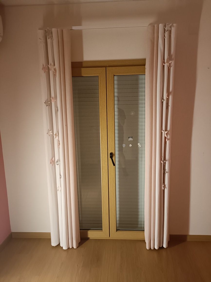 Cortinados - Com calhas que incluem mecanismo abertura / fecho fácil