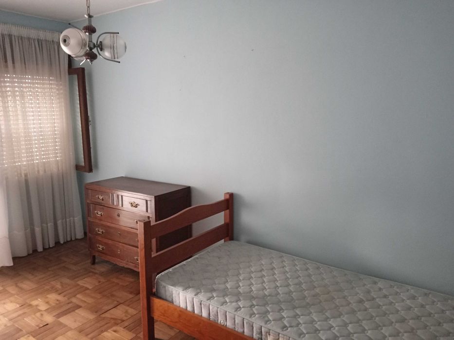 Mobilia de quarto (camas, mesinhas de cabeceiras, guarda fato, cómoda)