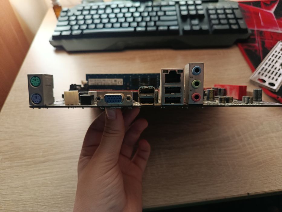 СРОЧНО ПРОДАМ комплект з процесору материнки та оперативки