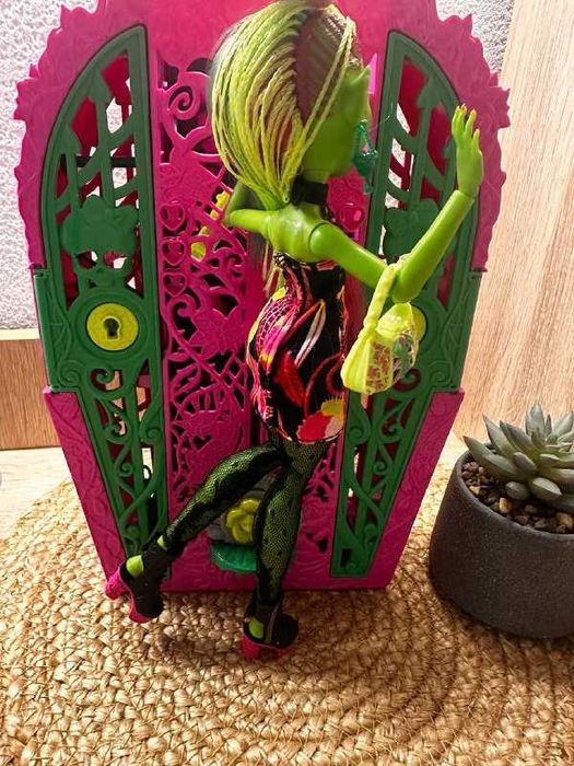 Венера МакФлайтрап (Venus McFlytrap) із серії Monster High