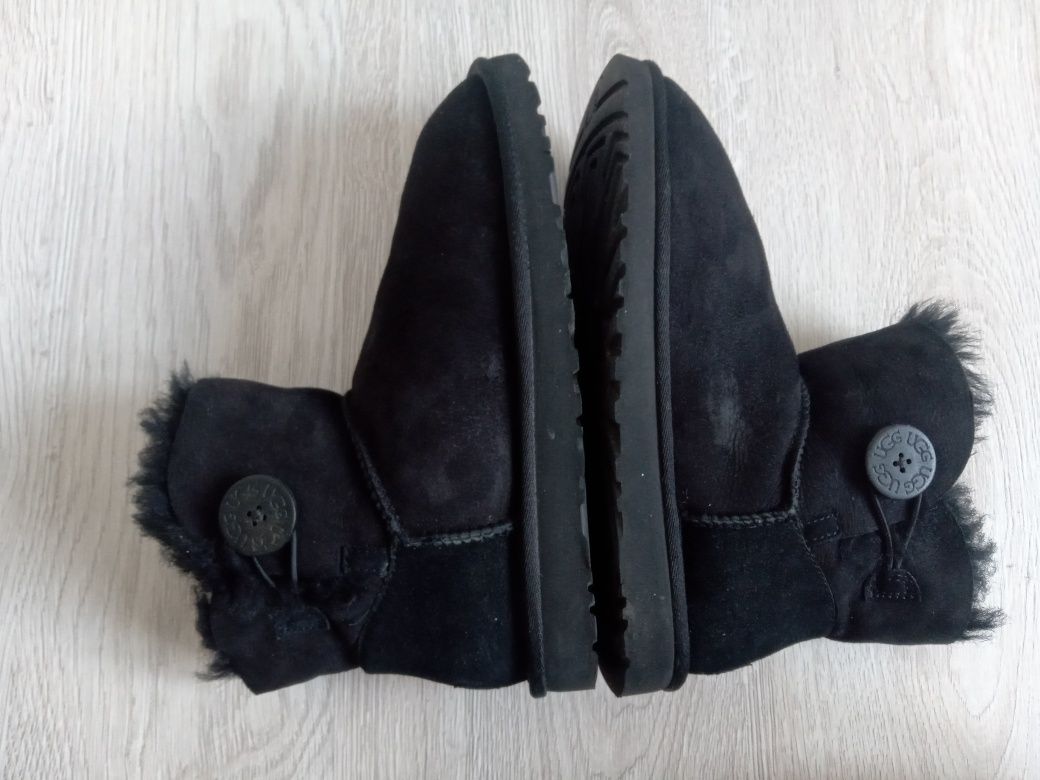 UGG Mini Bailey Button rozmiar 39