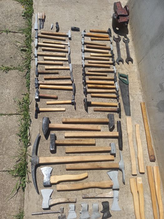 Молоткі, топори, тіскі, кірка, плоскогубці, динамікі, ключі, ножніци