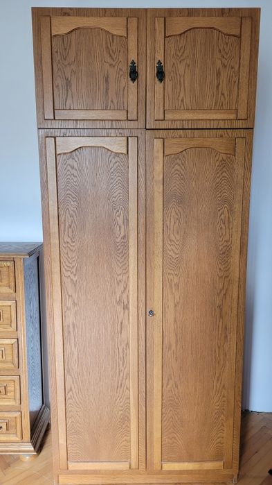 Solidna szafa drewniana, klasyczny styl