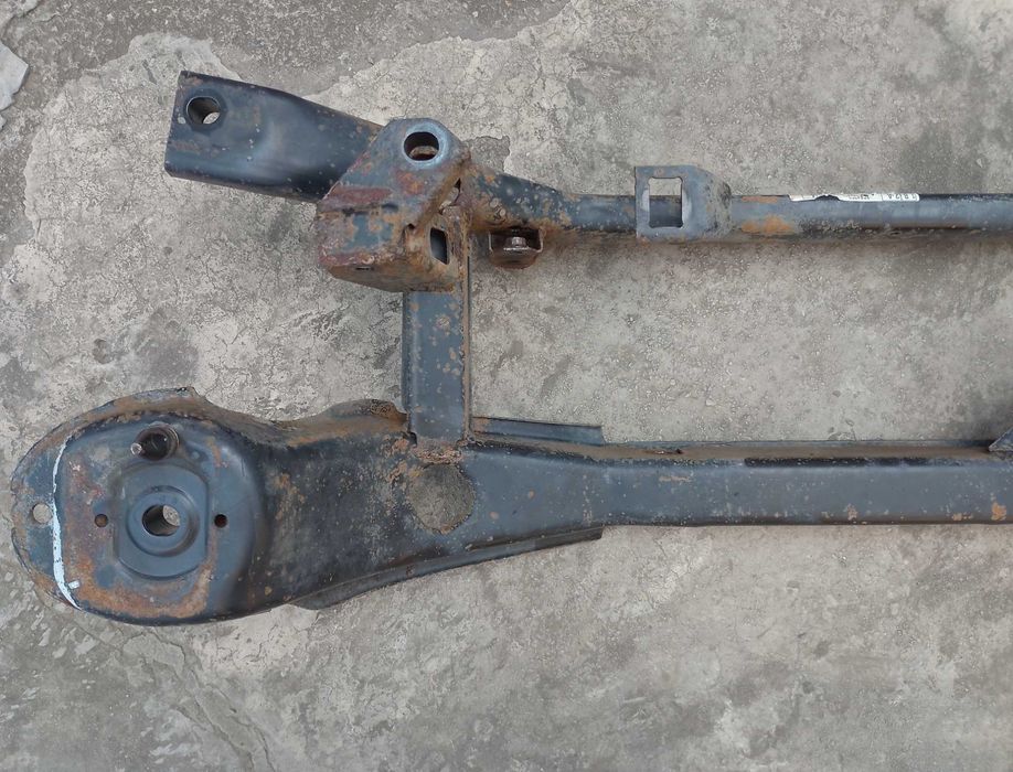 На Ford Focus MK1 Форд Фокус задній підрамник-балка.