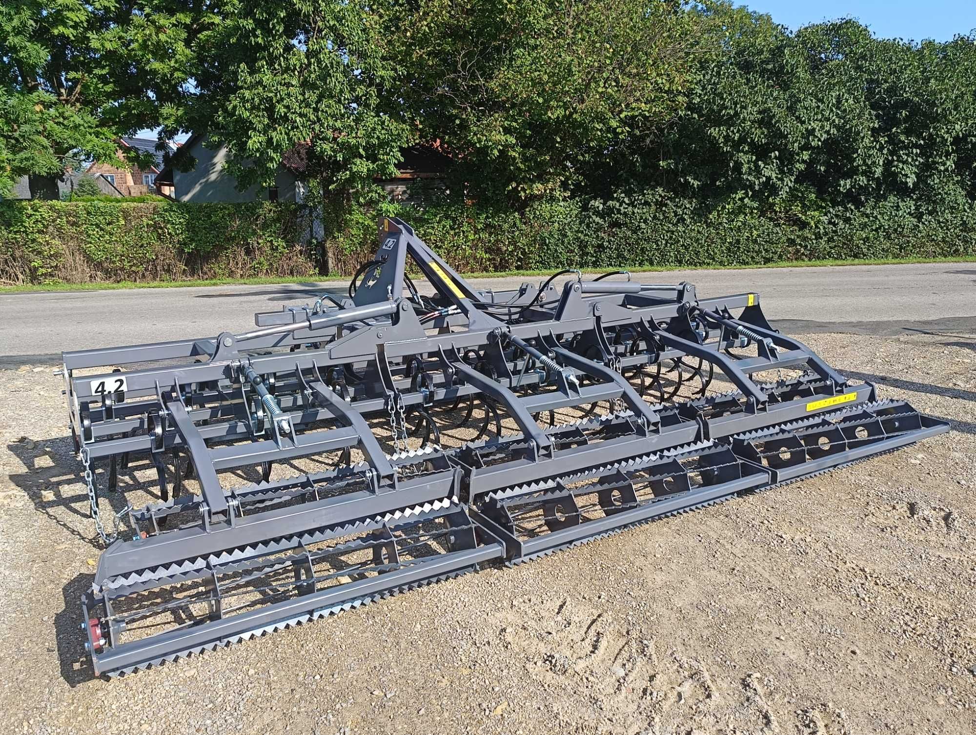 Agregat uprawowo-przedsiewny/ 4 rzędy zębów/ hydrauliczny EURO-MASZ