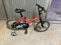 Bicicleta de criança com rodinhas em bom estado