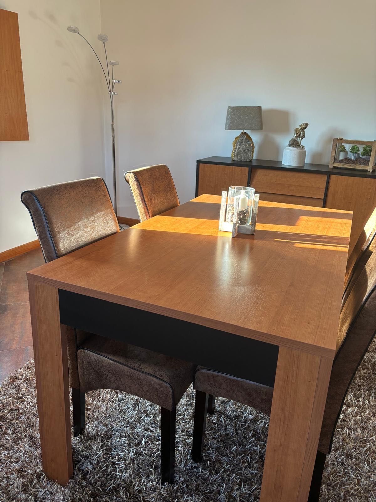 Conjunto Mesa e Cadeiras + Aparador