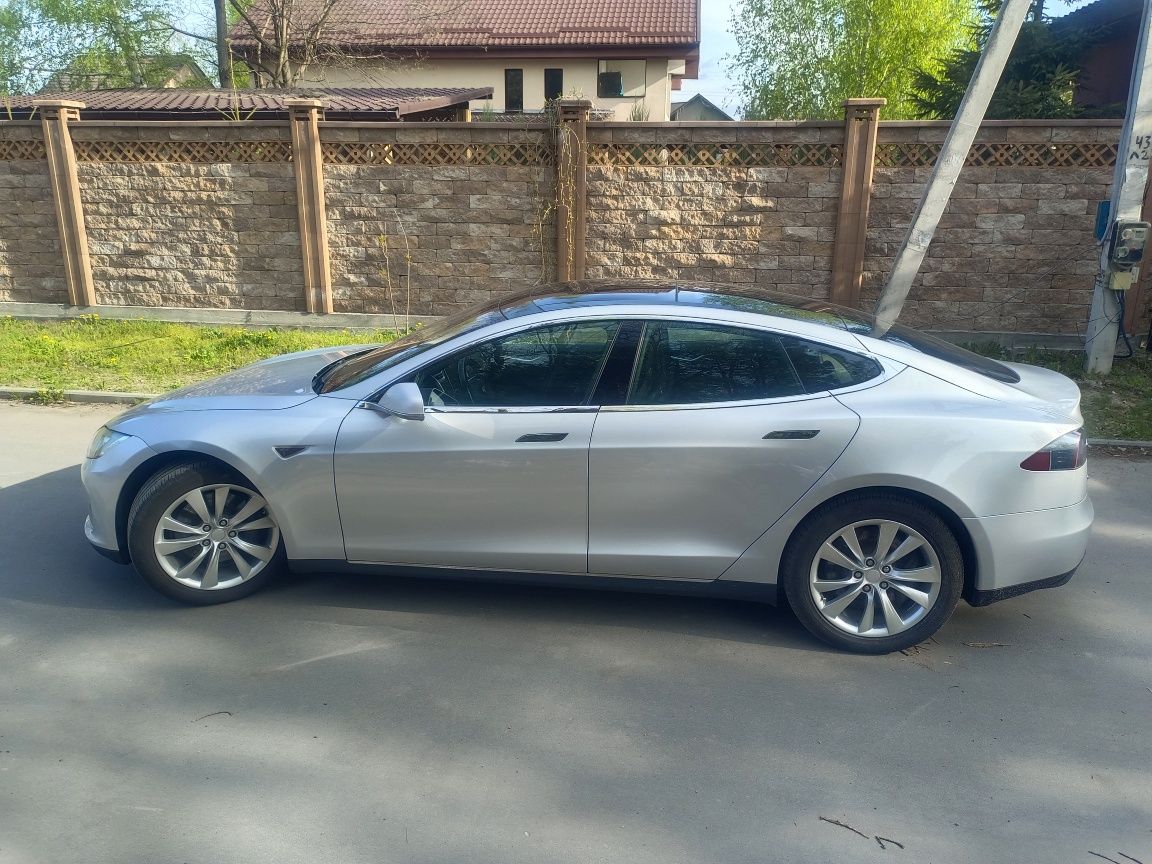 Tesla model S 85 kWt 2013